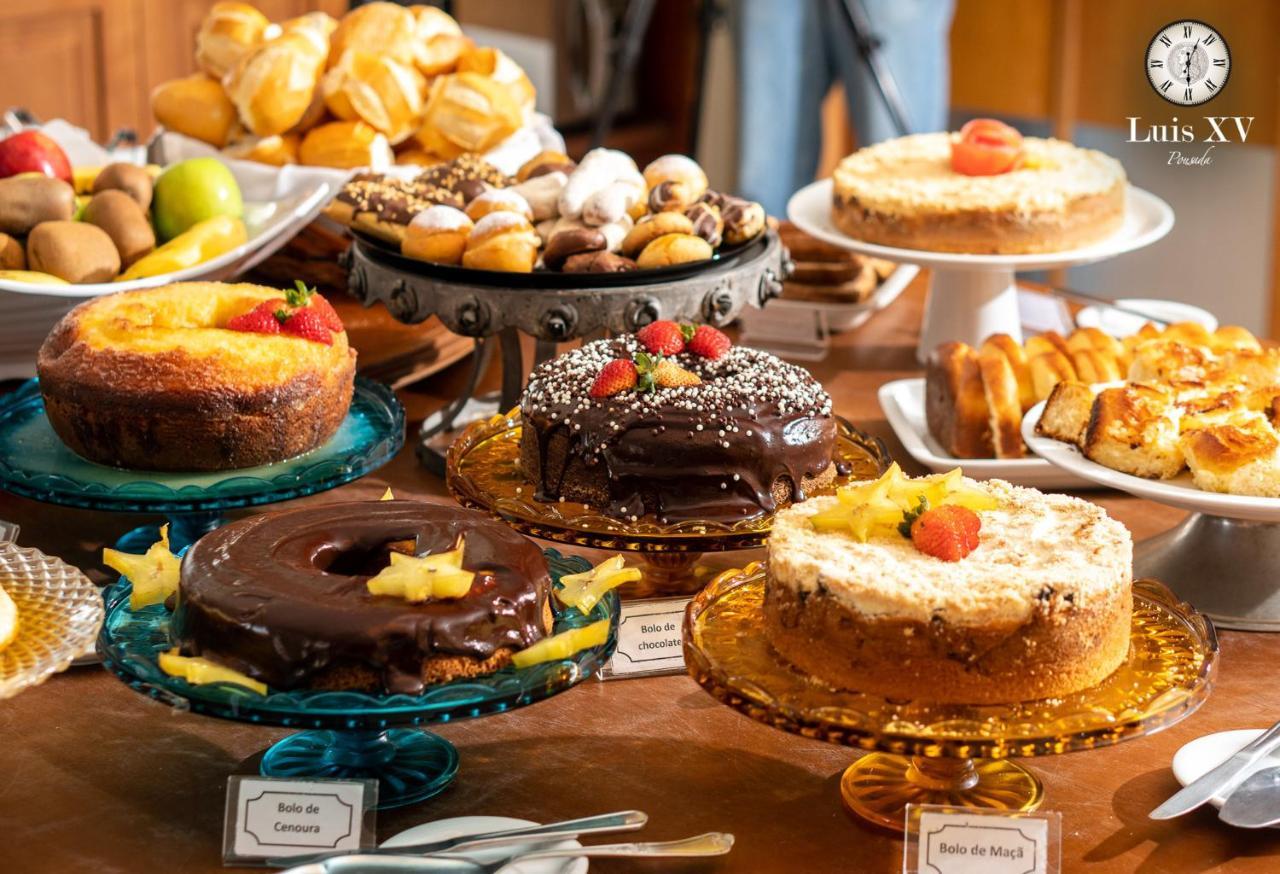 Pousada Luis XV Campos do Jordão Kültér fotó A selection of cakes