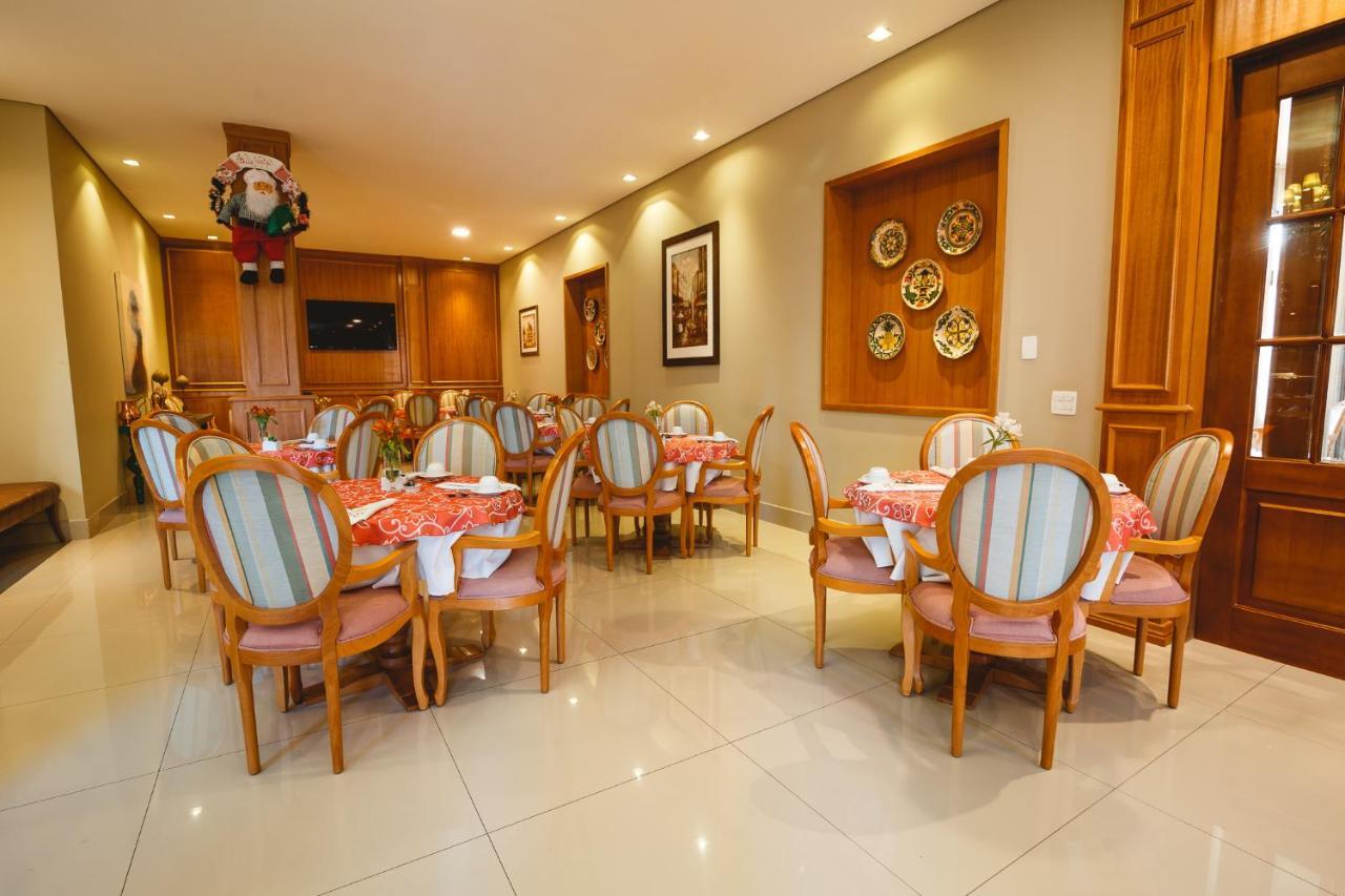 Pousada Luis XV Campos do Jordão Kültér fotó The restaurant at the hotel