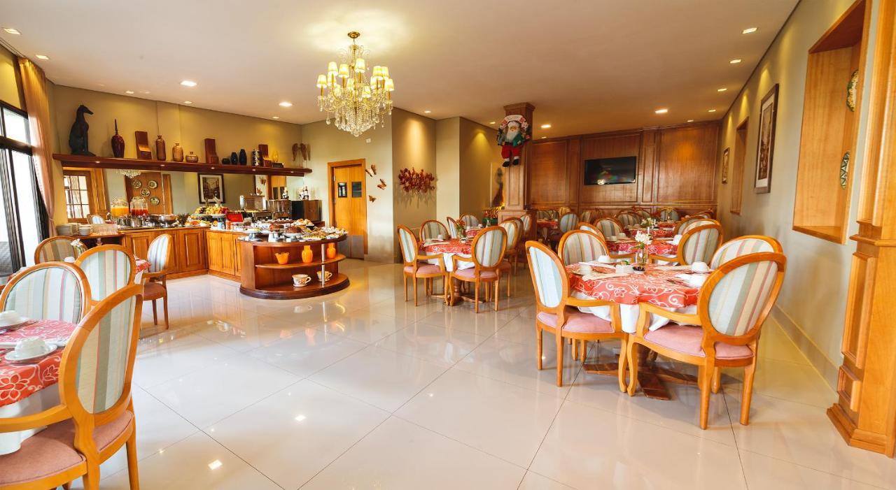 Pousada Luis XV Campos do Jordão Kültér fotó The restaurant at the hotel